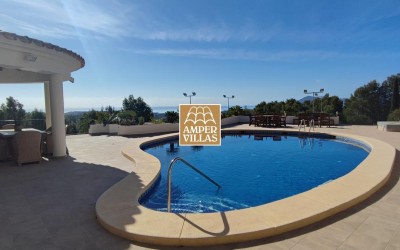 Fantastique villa avec vue panoramique sur mer et court de tennis privé.